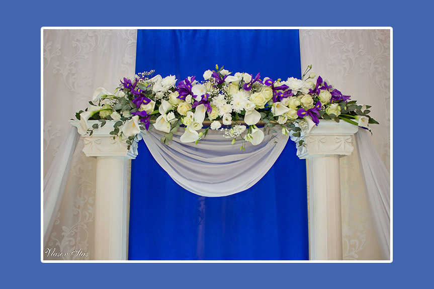 Brautpaartisch Hintergrund mit Bogen und Blumen