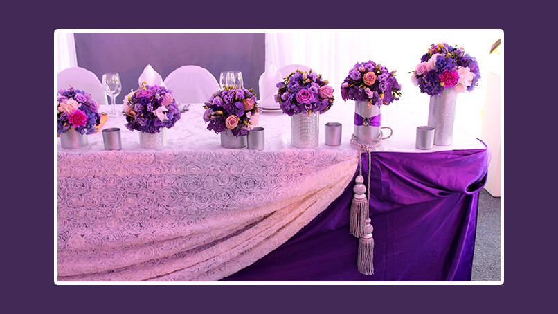 Violetter und rosa Tischrock Brautpaartisch